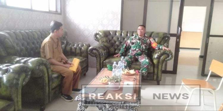 Danramil 2203/Warungkiara Kapten Inf Agus Rahman Komsos Bersama Kepsek SMA N 1 Warungkiara