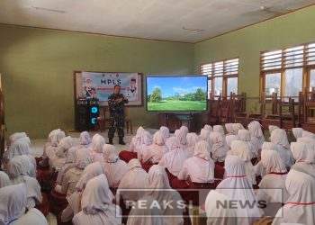 Babinsa Sirnajaya Serka Didik Haryanto Koramil 2203/Warungkiara Berikan Wasbang Kepada Ratusan Siswa SMPN 3 
