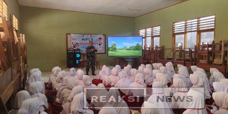 Babinsa Sirnajaya Serka Didik Haryanto Koramil 2203/Warungkiara Berikan Wasbang Kepada Ratusan Siswa SMPN 3 