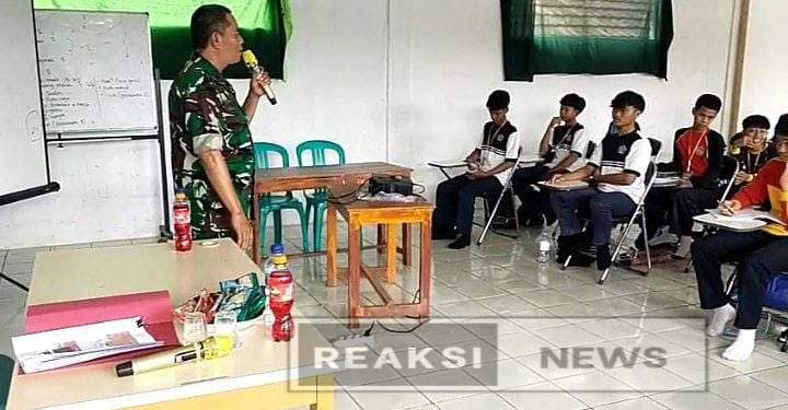Peltu Dian Koramil 2203/Warungkiara Berikan Pemahaman Wasbang Kepada Pelajar SMKN Nascita Hegarmanah