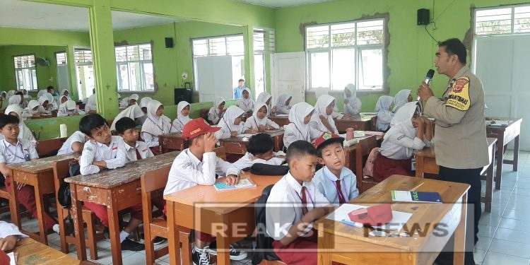 Bhabinkamtibmas Polsek Lembursitu Isi Materi Pada Kegiatan MPLS di Yayasan Pendidikan Islam MTS Al-Muawanah