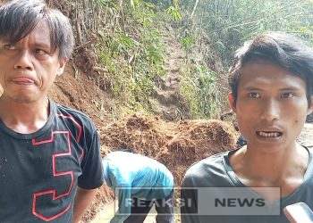 Ketua LPM Desa Babakan Panjang Bersama Masyarakat Bergotong-royong Membuang Bongkahan Bambu