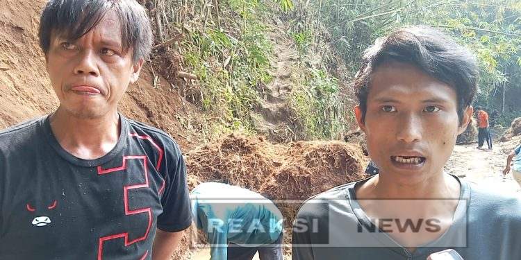 Ketua LPM Desa Babakan Panjang Bersama Masyarakat Bergotong-royong Membuang Bongkahan Bambu