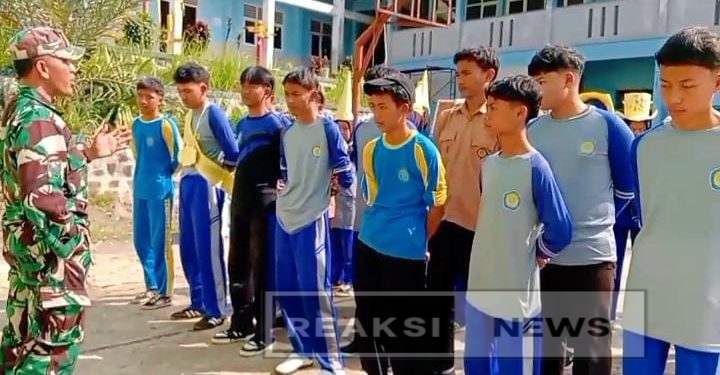 Babinsa Koramil 10/ Nagrak Kodim 0607/ Kota Sukabumi Melaksanakan Pelatihan PBB Kepada Peserta Mpls Yayasan Cendikia