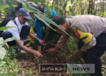 Bhabinkamtibmas bersama Siswa SMKN 4 Melaksanakan Giat Jmsih dan Penanaman Pohon