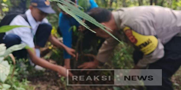 Bhabinkamtibmas bersama Siswa SMKN 4 Melaksanakan Giat Jmsih dan Penanaman Pohon