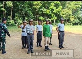 Menjelang HUT RI ke -80, Serka Dodi Babinsa Mangunjaya Koramil 2203/Warungkiara Latih Linmas PBB