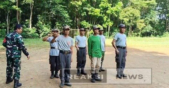 Menjelang HUT RI ke -80, Serka Dodi Babinsa Mangunjaya Koramil 2203/Warungkiara Latih Linmas PBB