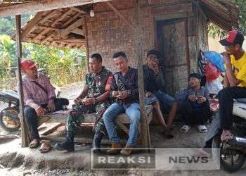 Babinsa Bantargebang Kopka Roni Koramil 2203/Warungkiara Komsos Bersama Tokoh Masyarakat
