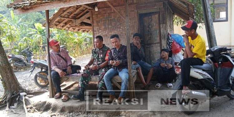 Babinsa Bantargebang Kopka Roni Koramil 2203/Warungkiara Komsos Bersama Tokoh Masyarakat