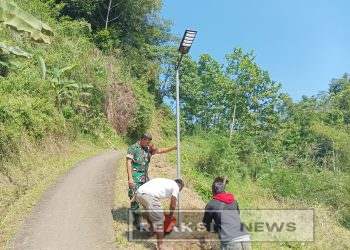 Anggota koramil 10/ Nagrak Kodim 0607/ Kodim Kota Sukabumi Melaksanakan Karbak Pemasangan Lampu Penerangan Jalan