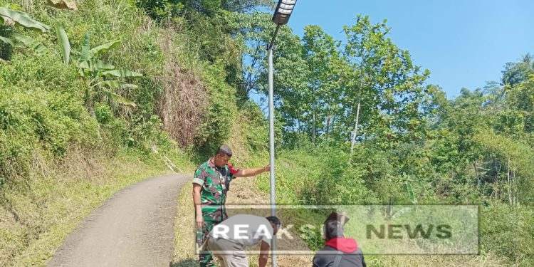 Anggota koramil 10/ Nagrak Kodim 0607/ Kodim Kota Sukabumi Melaksanakan Karbak Pemasangan Lampu Penerangan Jalan