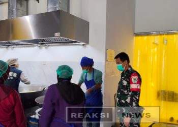 Serka Dodi Anggota TNI Koramil 2203/Warungkiara Lakukan Pendampingan Program Makan Gratis