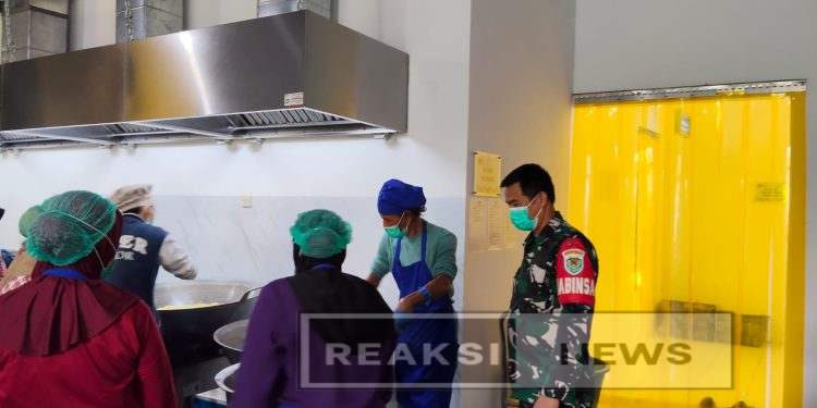 Serka Dodi Anggota TNI Koramil 2203/Warungkiara Lakukan Pendampingan Program Makan Gratis