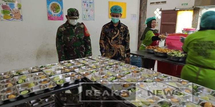 Serka H.Agus Ramdani Babinsa Koramil 2203/Warungkiara Dampingi Penyaluran MBG di Wilayah Binaan