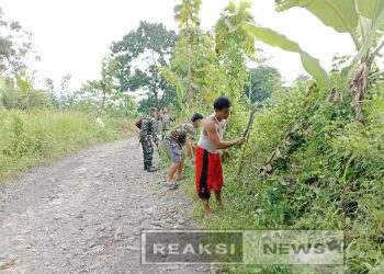 Ajak Warganya Bersih-bersih, Babinsa Buanajaya Koramil 2203/Warungkiara Serka Wahyudi Gelar Jumsih
