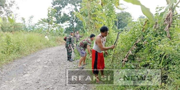 Ajak Warganya Bersih-bersih, Babinsa Buanajaya Koramil 2203/Warungkiara Serka Wahyudi Gelar Jumsih