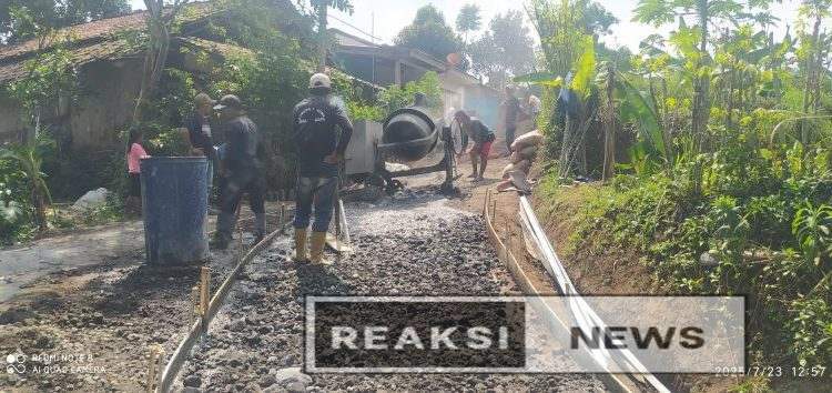 Peningkatan Jalan Lingkungan Pemdes Ambar Jaya Realisasikan Dana Desa Bangunan Infrastuktur Rabat Beton