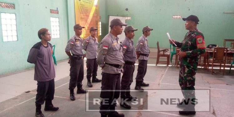 Menjelang HUT RI ke-80, Peltu Andi Danpos Bantargadung Melatih Linmas Hadapi Lomba Tingkat Kecamatan