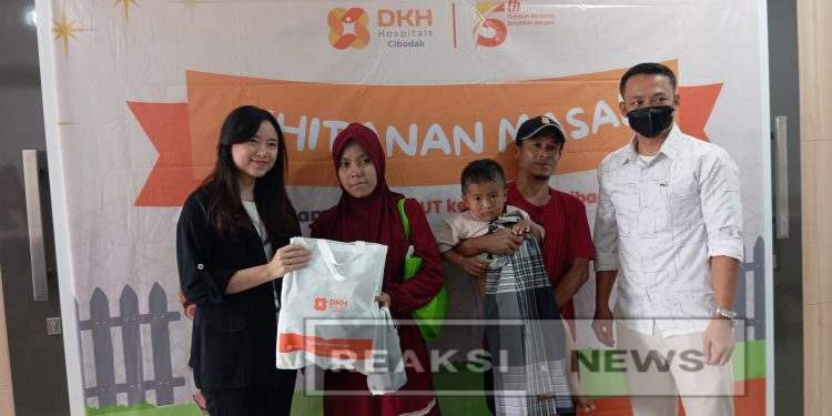 Hari Jadi DKH Ke – 5 Babinsa Koramil 11/ Kodim 0607 Kota Sukabumi Cibadak Ikut Serta Dalam Kegiatan Sunatan Massal