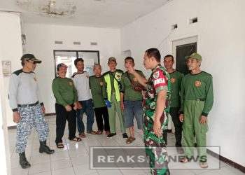 Babinsa Koramil 10/ Nagrak Kodim 0607/ Kota Sukabumi Melaksanakan Komunikasi Sosial Dengan Satbinmas Desa Babakan Panjang