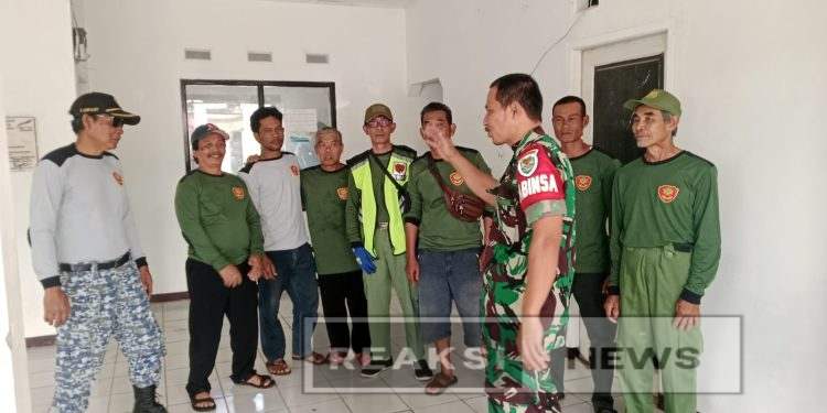 Babinsa Koramil 10/ Nagrak Kodim 0607/ Kota Sukabumi Melaksanakan Komunikasi Sosial Dengan Satbinmas Desa Babakan Panjang
