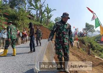 Satgas TMMD Ke-125 Aspal Jalan di Desa Langkapjaya, Ratusan Warga Turun Tangan!