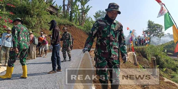 Satgas TMMD Ke-125 Aspal Jalan di Desa Langkapjaya, Ratusan Warga Turun Tangan!