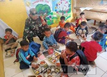 Pastikan MBG Berjalan Dengan Baik, Sertu H.Agus Ramdani Koramil 2203/Warungkiara Dampingi Distribusi MBG di Wilayah Teritorial