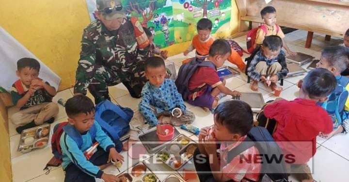 Pastikan MBG Berjalan Dengan Baik, Sertu H.Agus Ramdani Koramil 2203/Warungkiara Dampingi Distribusi MBG di Wilayah Teritorial