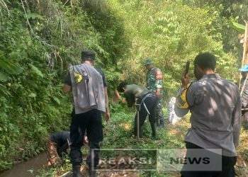 Babinsa Koramil 10/ Nagrak Bersama Bhabinkamtibmas Polsek Nagrak Melaksanakan Kegiatan Penertiban irigasi