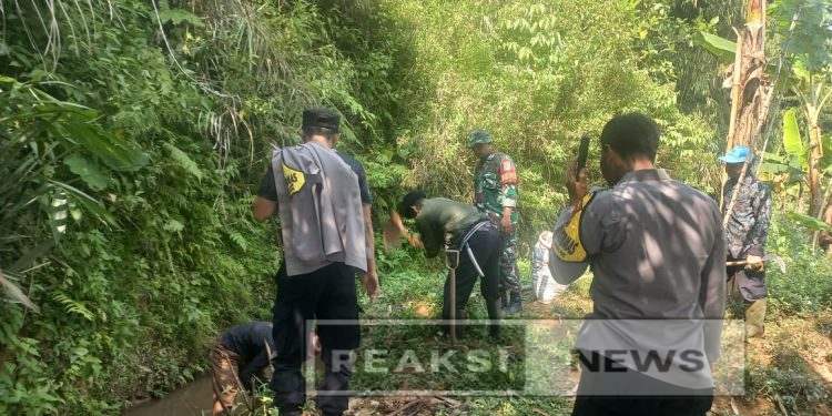 Babinsa Koramil 10/ Nagrak Bersama Bhabinkamtibmas Polsek Nagrak Melaksanakan Kegiatan Penertiban irigasi