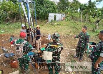 Pastikan Air Mengalir, Dansatgas TMMD Ke 125 Tinjau Langsung Pembuatan Sumur Bor di Kp Cisireum