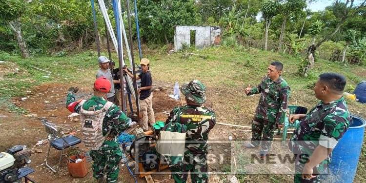 Pastikan Air Mengalir, Dansatgas TMMD Ke 125 Tinjau Langsung Pembuatan Sumur Bor di Kp Cisireum