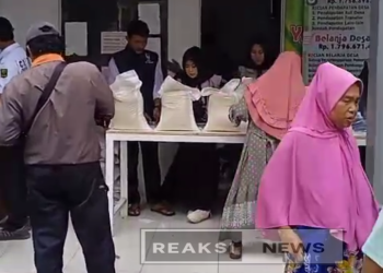 Penyaluran Bantuan Pangan Beras 10 Kg, Kepada KPM di Desa Cibaregbeg