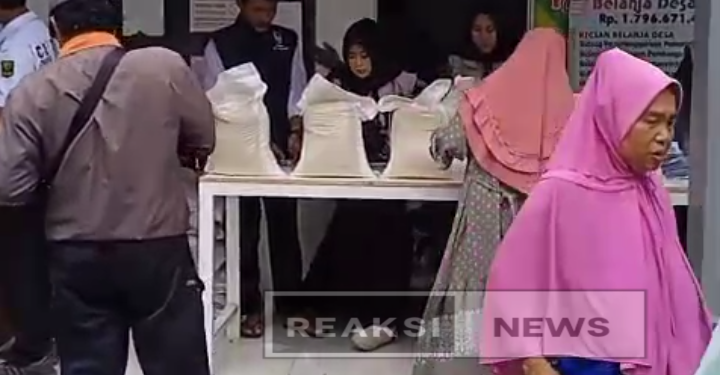 Penyaluran Bantuan Pangan Beras 10 Kg, Kepada KPM di Desa Cibaregbeg
