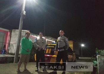 Bhabinkamtibmas Ajak Warga Kompak Jaga Kamtibmas di malam hari Laksanakan Sambang warga