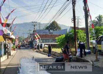 Antusias Warga RW 5 dan 6 Lembursitu Gotong Royong Bersikan Lingkungan