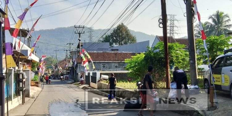 Antusias Warga RW 5 dan 6 Lembursitu Gotong Royong Bersikan Lingkungan