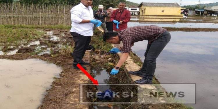 Seorang Petani Temukan Bayi Dalam Kantong Tote Bag di Saluran Irigasi atau Parit Pesawahan
