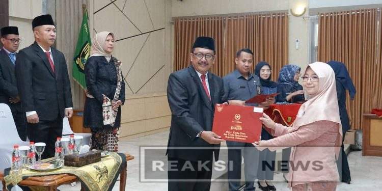 80 PNS di Anugerahi Satyalancana Karya Satya,, Bupati Motivasi Tingkatkan Loyalitas, Disiplin dan Kinerja