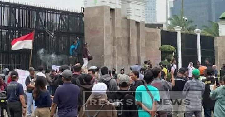 Massa Buruh akan Menggelar Demo Serentak di Seluruh Provinsi Indonesia Depan Gedung DPR, Bawa Enam Tuntutan