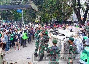 Humanis dan Peduli, Prajurit Kostrad Bersama Warga Gotong Royong Bersihkan Sisa Aksi Massa di Kwitang