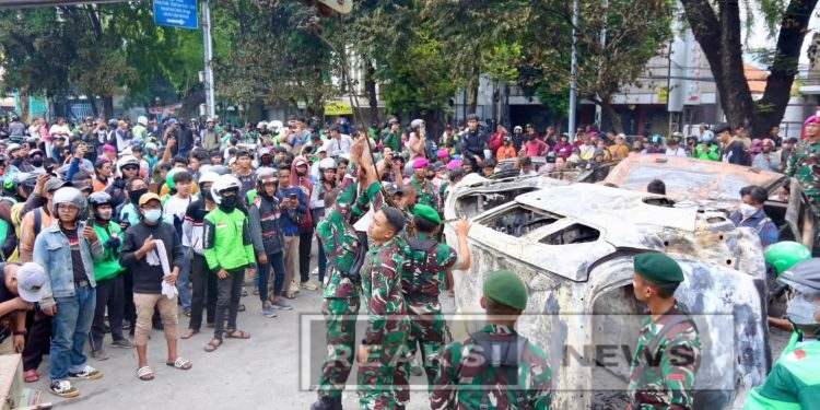Humanis dan Peduli, Prajurit Kostrad Bersama Warga Gotong Royong Bersihkan Sisa Aksi Massa di Kwitang