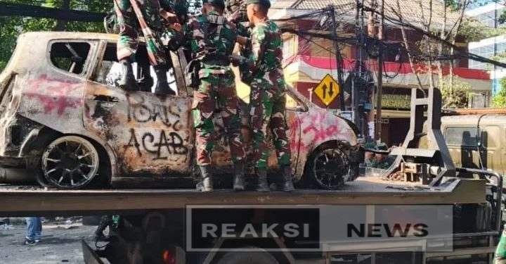 Denpal Divif 1 Kostrad Bantu Evakuasi Kendaraan Pasca Aksi Damai