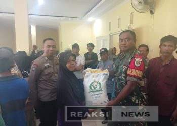 Bhabinkamtibmas Desa Batununggal Polsek Cibadak Dengan sigap Mengamankan Jalannya Pembagian Beras 20 Kg Sebanyak 488 Kpm