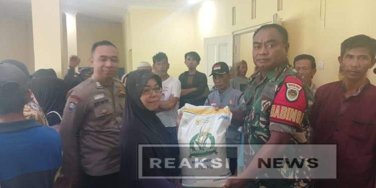 Bhabinkamtibmas Desa Batununggal Polsek Cibadak Dengan sigap Mengamankan Jalannya Pembagian Beras 20 Kg Sebanyak 488 Kpm