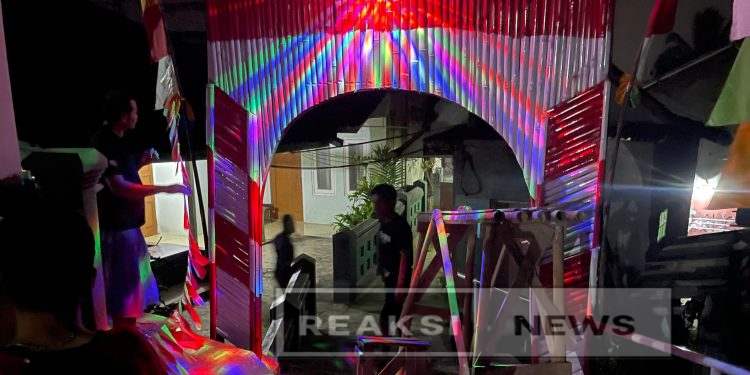 Antusias Warga RT 03/ RW 06 Bangun Gapura Bernuansa HUT RI