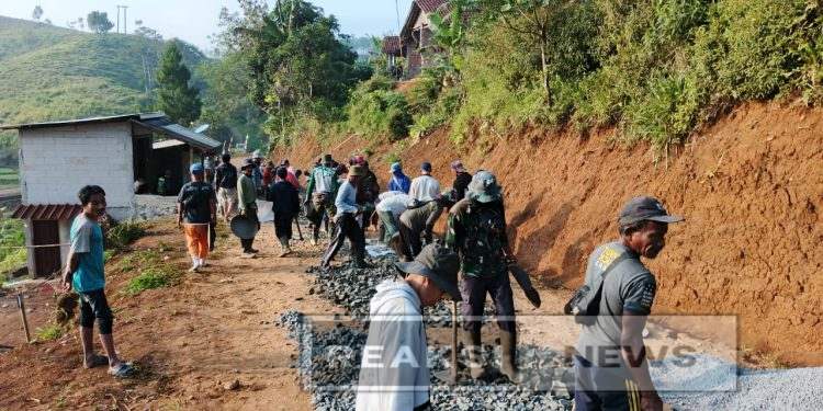 Satgas TMMD ke-125 Genjot Pengaspalan Jalan Kp. Sampalan – Kp. Cimanggu 2, Capai 78%