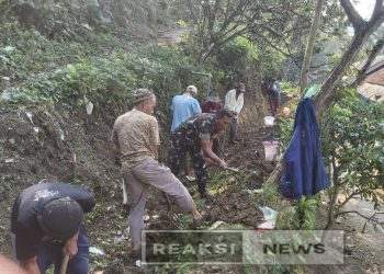 Sukseskan Ketahanan Pangan, Kopka Roni Koramil 2203/Warungkiara Bersihkan Irigasi Bareng Petani